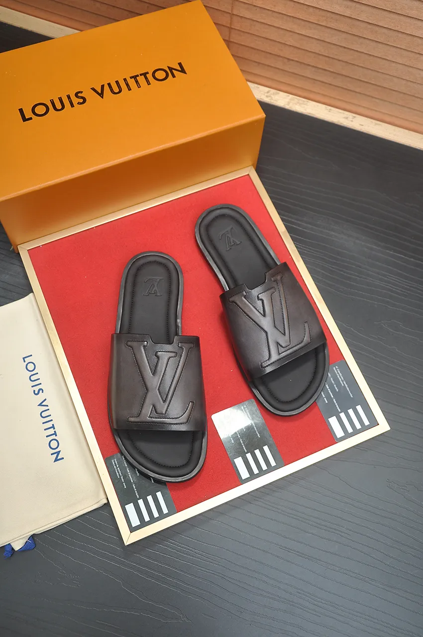 Men's shoes 💰360💶 [Louis Vuitton LV slippers] (high-end cowhide) counter 1:1 fashion style, a must-have for summer! The designer used LV’s iconic outsole. The original simple slippers instantly become fashionable! The upper is made of flexible special cowhide leather straps alternately, and the workmanship is exquisite! A must-have for stylish men in summer, size 38-46 (45 46 customized)